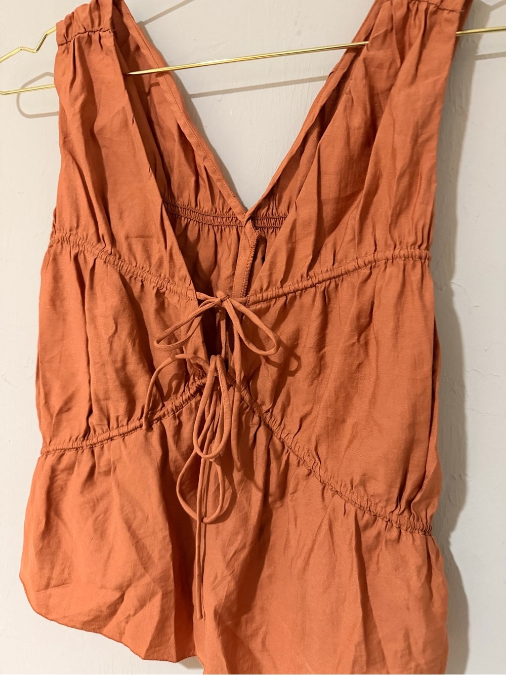 Frame cinched Sleeveless Rust Tie-Front V-Neck Top - Picture 2 of 4
